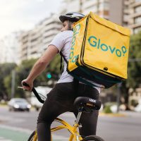 un-repartidor-de-glovo-en-una-imatge-d-arxiu-cedida